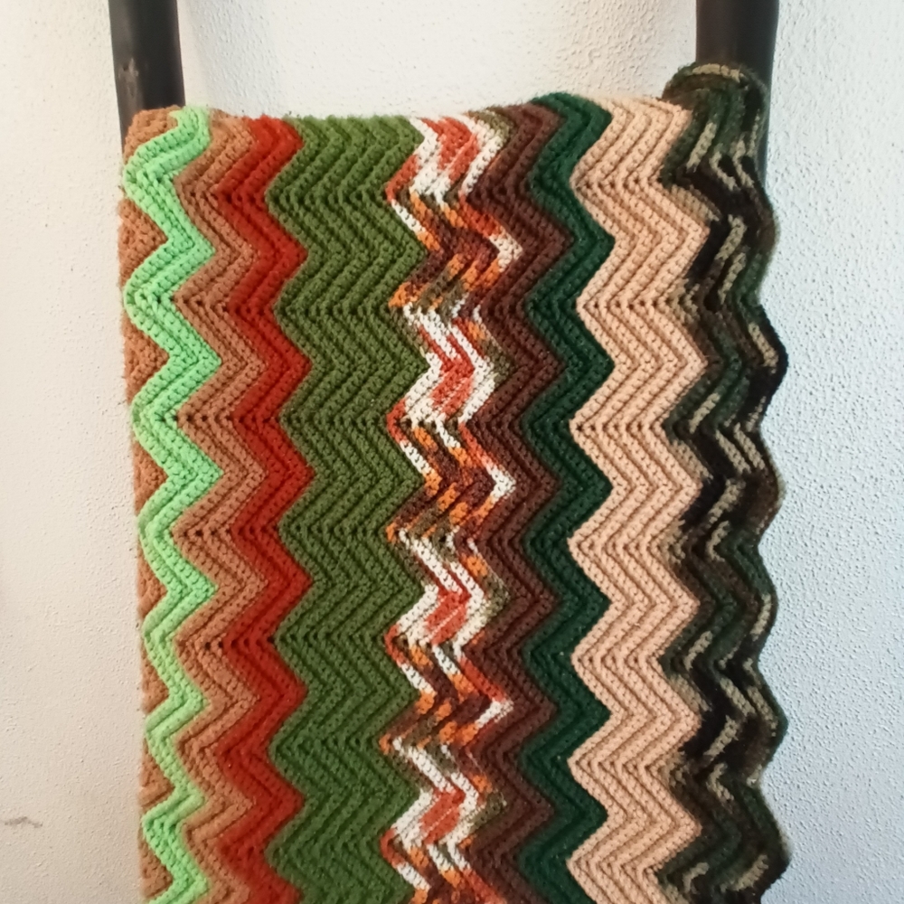 American Vintage :: Handmade Crocheted Fall 🍁 Grannycore Chevon Afghan - Picture 5 of 5